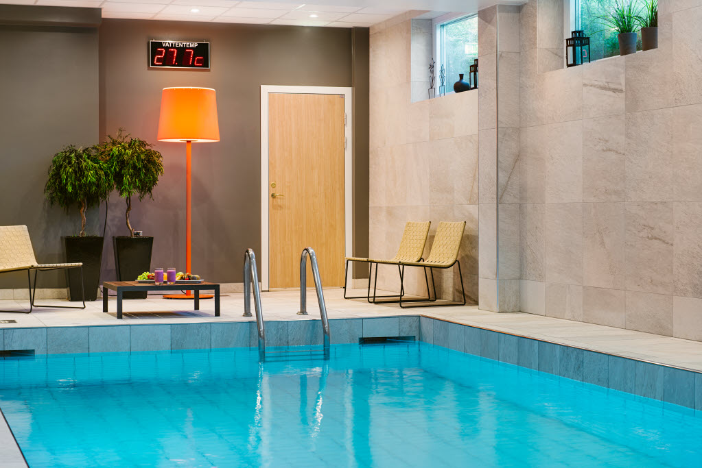 Urheberrecht: Jimmy Eriksson AB, Kocksgatan 17K, 116 24 Stockholm, 070-373 44 29, info@jimmyeriksson.se Pool and relax